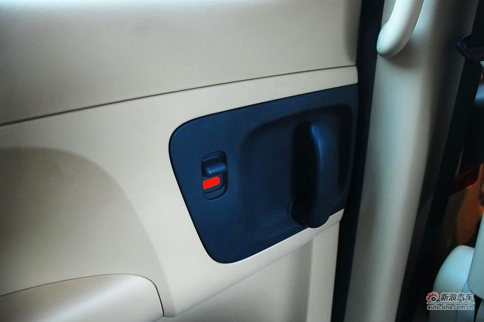 现代H-1辉翼内饰实拍图