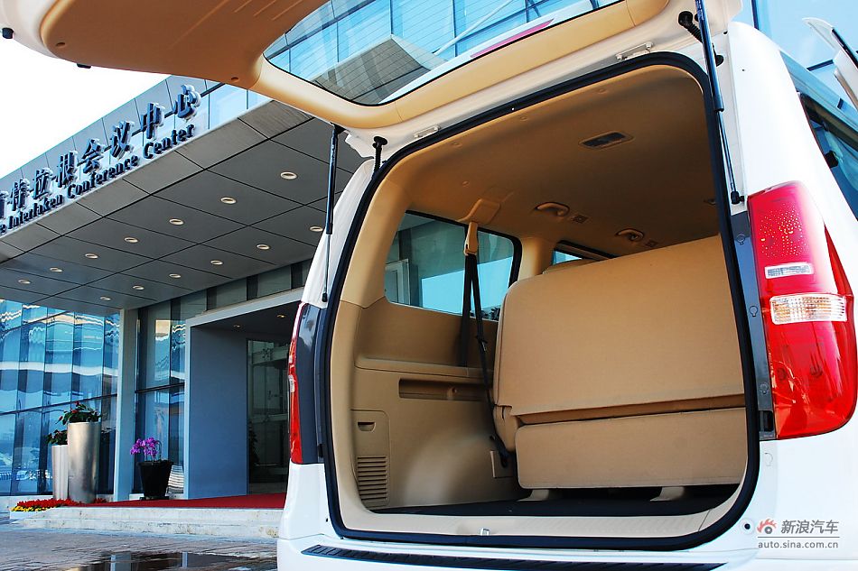 现代H-1辉翼内饰实拍图