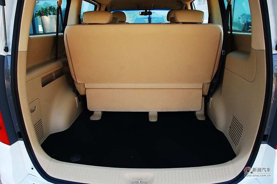 现代H-1辉翼内饰实拍图