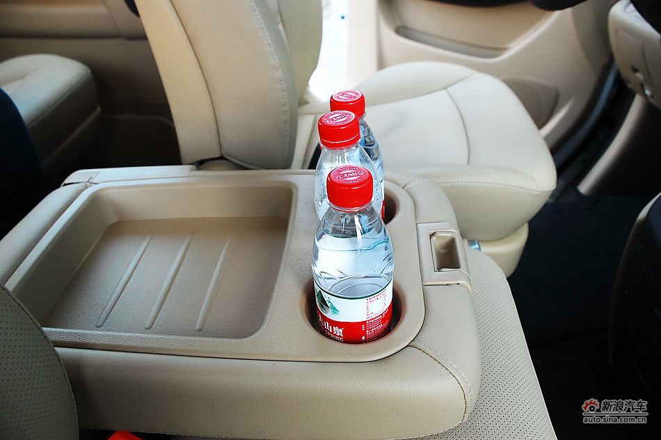 现代H-1辉翼内饰实拍图