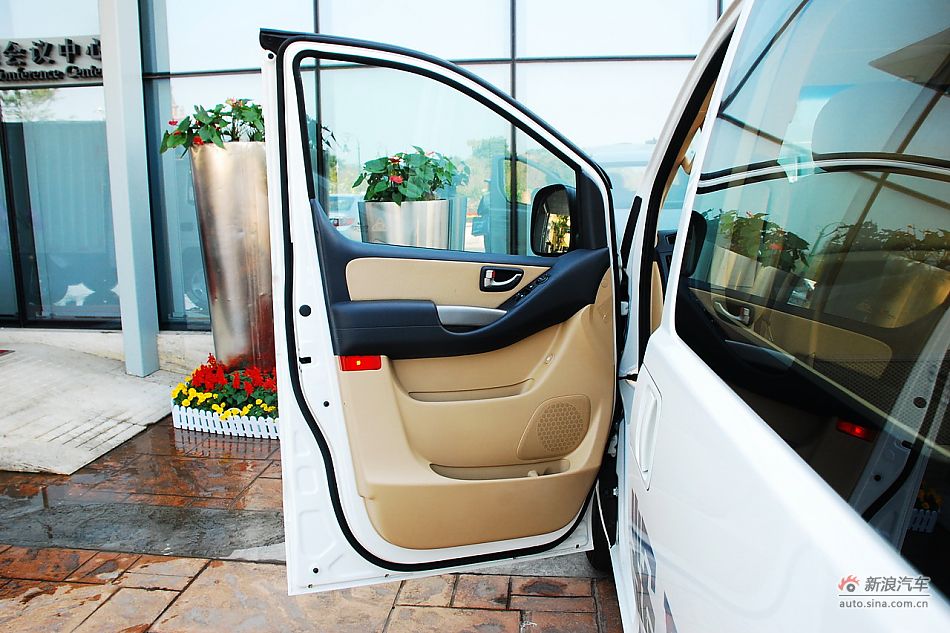 现代H-1辉翼内饰实拍图