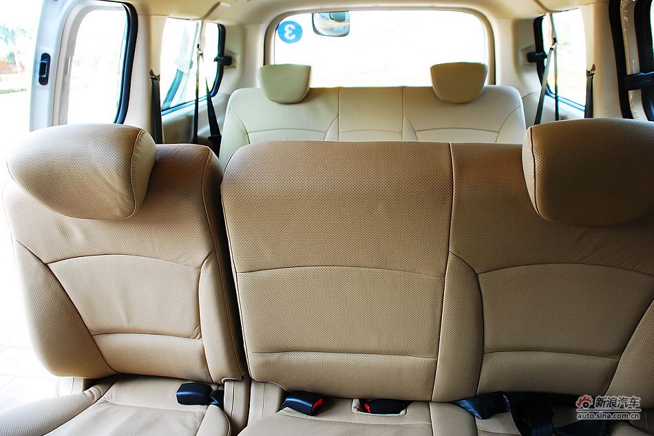 现代H-1辉翼内饰实拍图