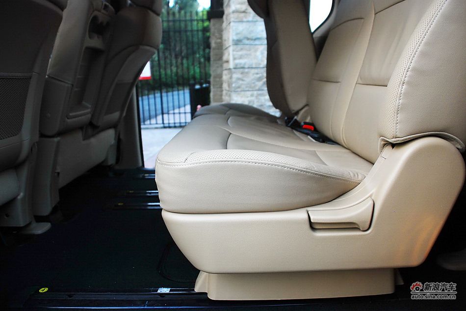 现代H-1辉翼内饰实拍图