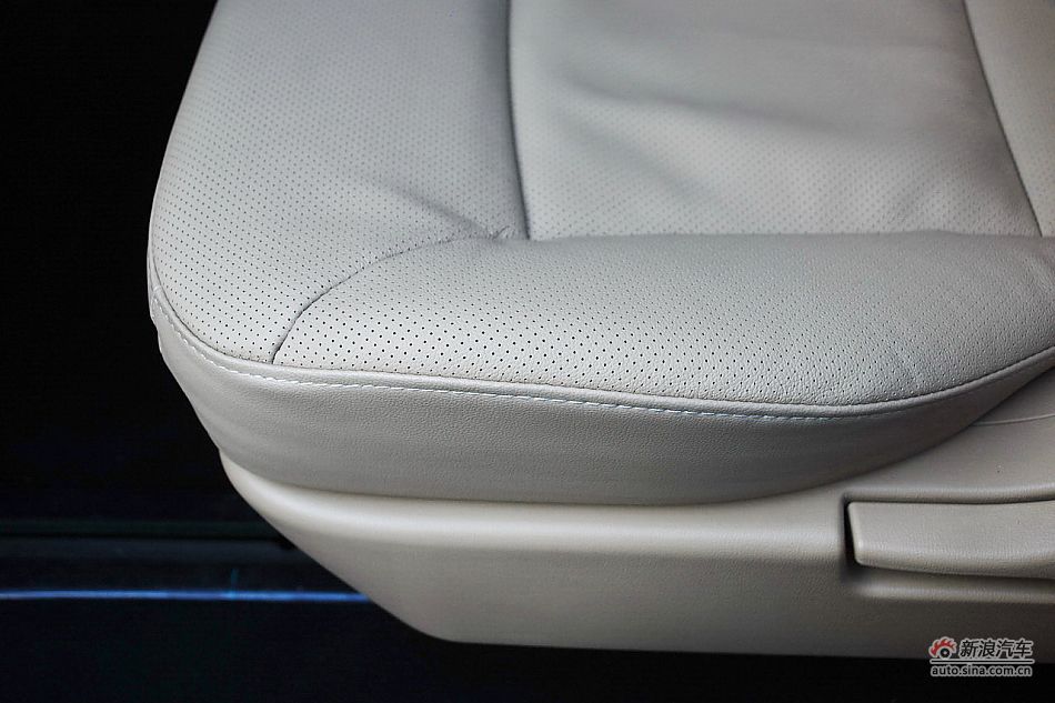 现代H-1辉翼内饰实拍图