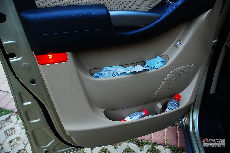 现代H-1辉翼内饰实拍图