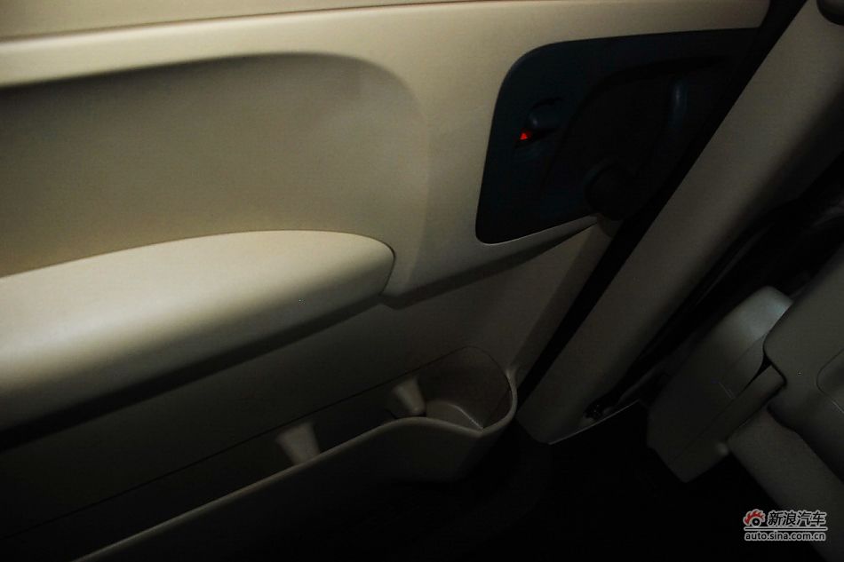 现代H-1辉翼内饰实拍图