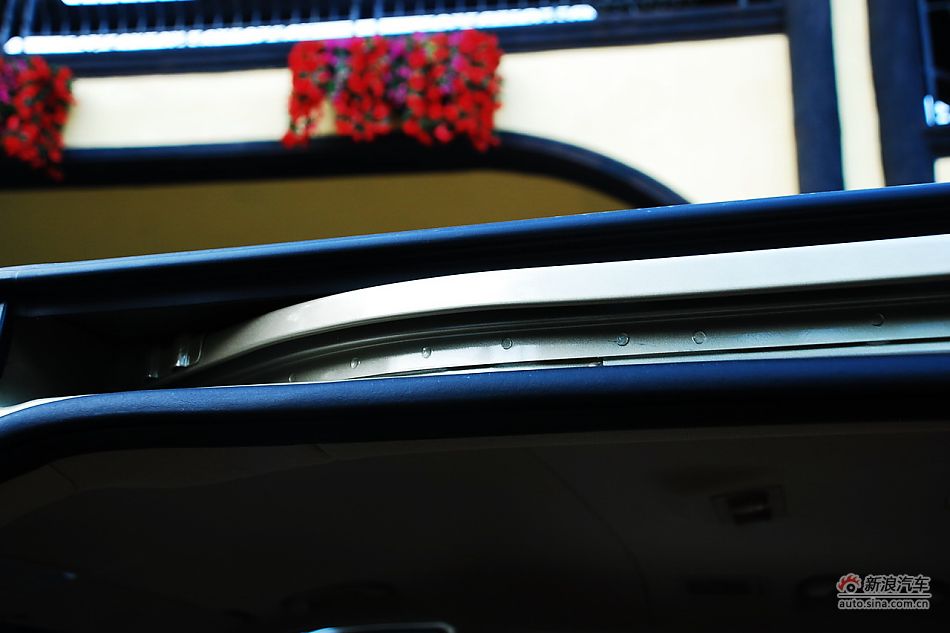 现代H-1辉翼内饰实拍图