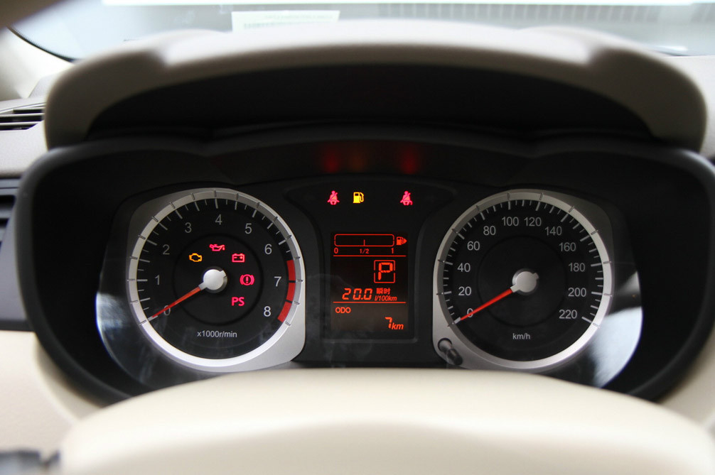 启辰D50 2013款 1.6L AT 时尚版 内饰