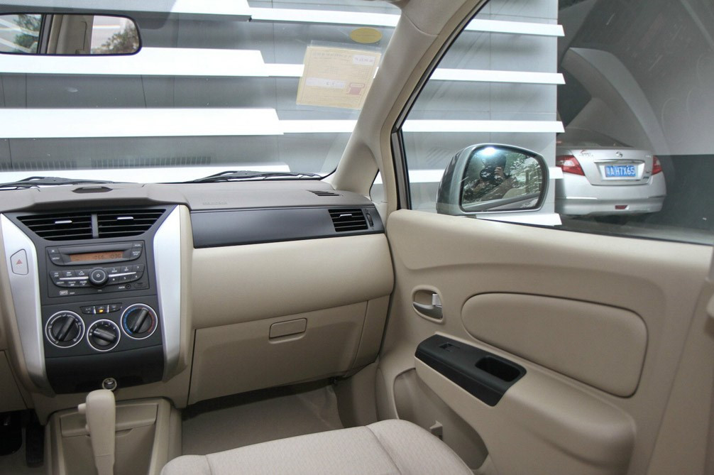 启辰D50 2013款 1.6L AT 时尚版 内饰