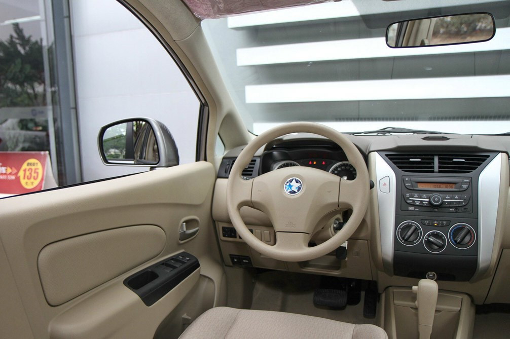 启辰D50 2013款 1.6L AT 时尚版 内饰