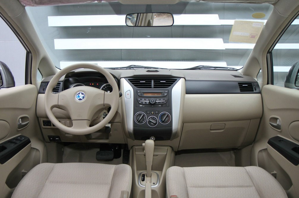 启辰D50 2013款 1.6L AT 时尚版 内饰