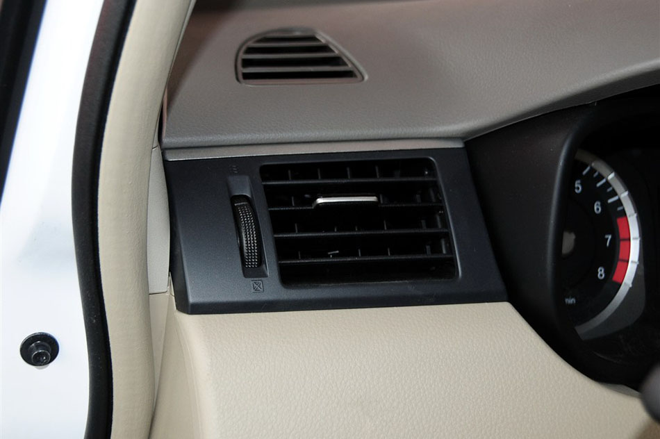 2013款 1.6L 自动豪华型 内饰