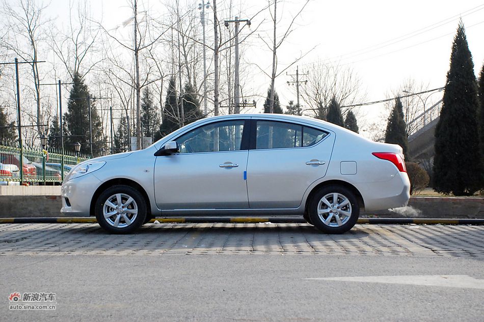 东风日产新阳光到店高清实拍