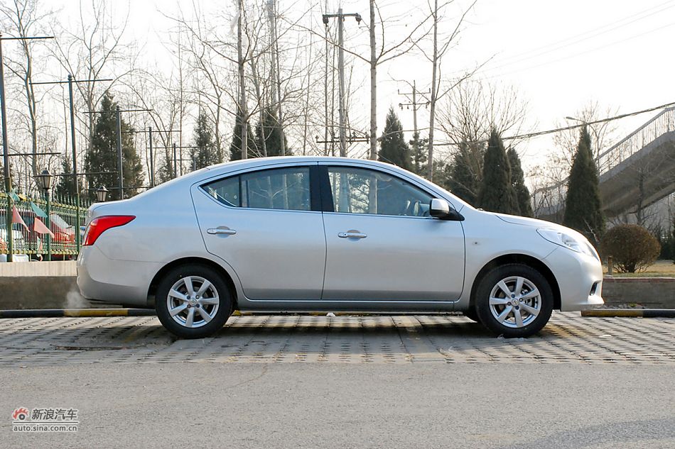 东风日产新阳光到店高清实拍