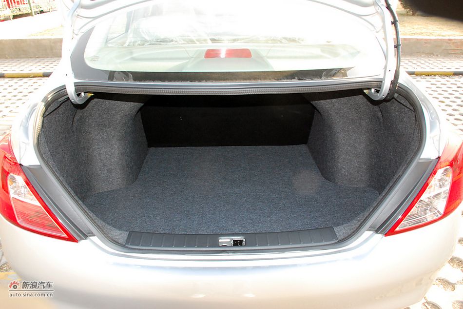 东风日产新阳光到店高清实拍