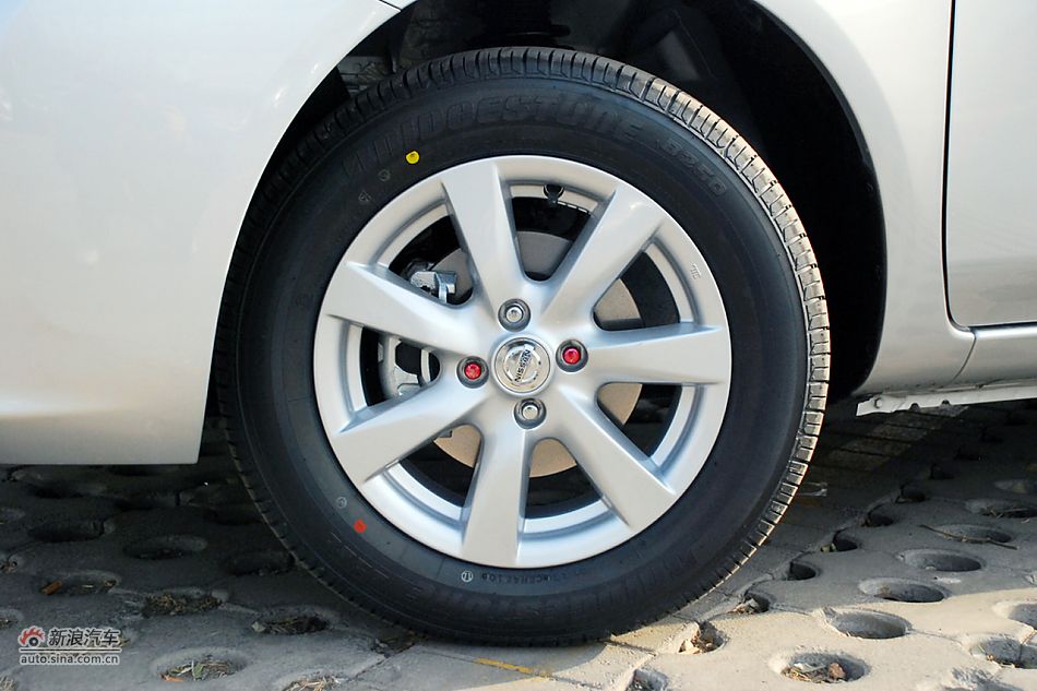 东风日产新阳光到店高清实拍