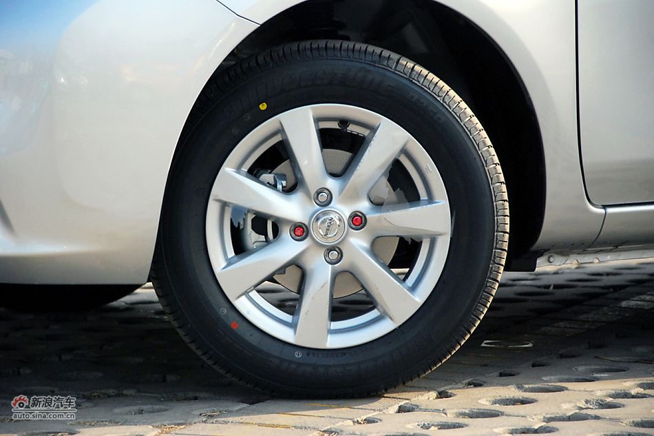 东风日产新阳光到店高清实拍