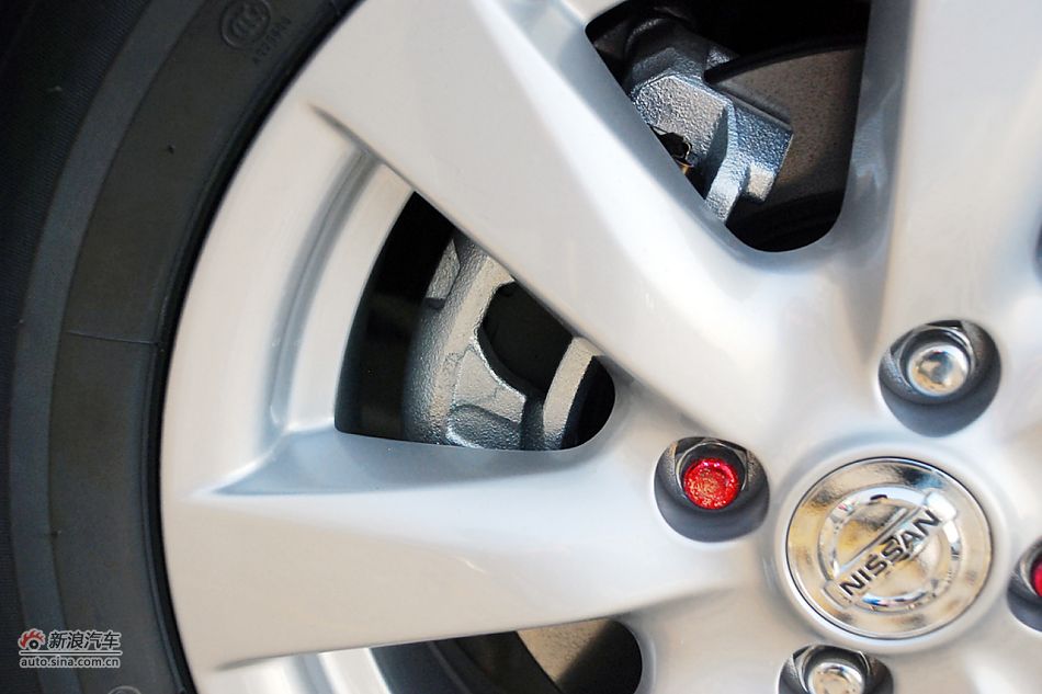东风日产新阳光到店高清实拍