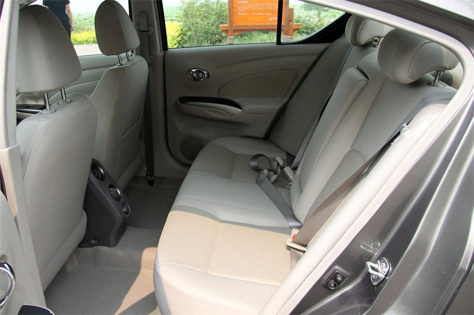 2011款 1.5L CVT XL豪华版 座椅空间