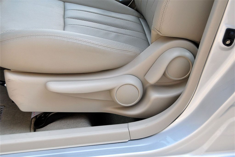 阳光 2011款 1.5XV 尊贵版 CVT 座椅空间