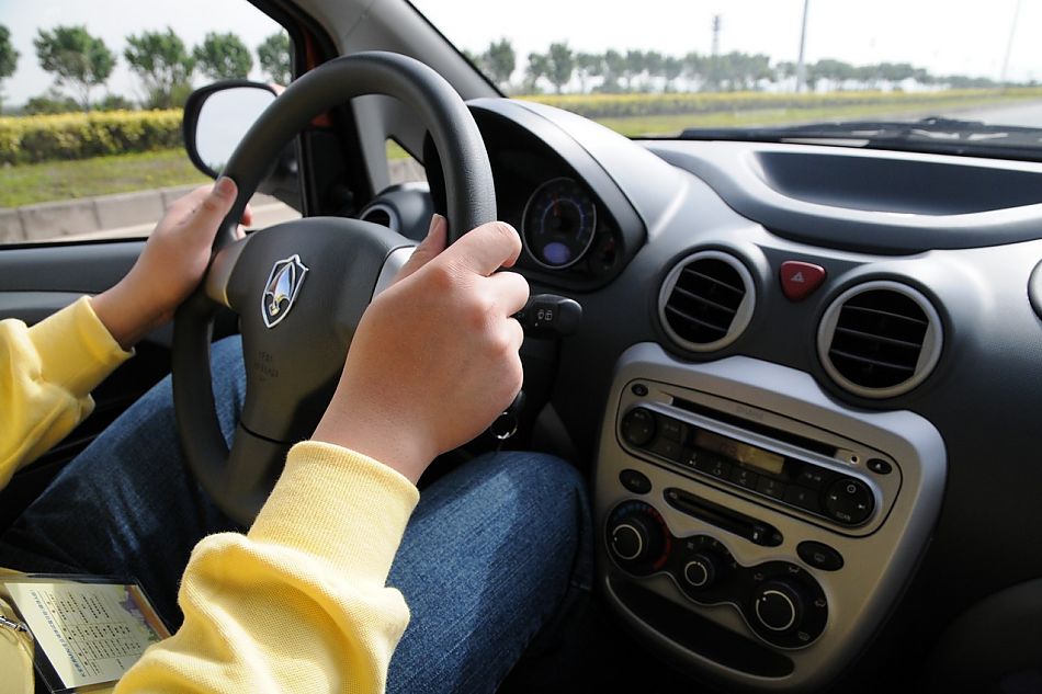 长安奔奔mini试车图