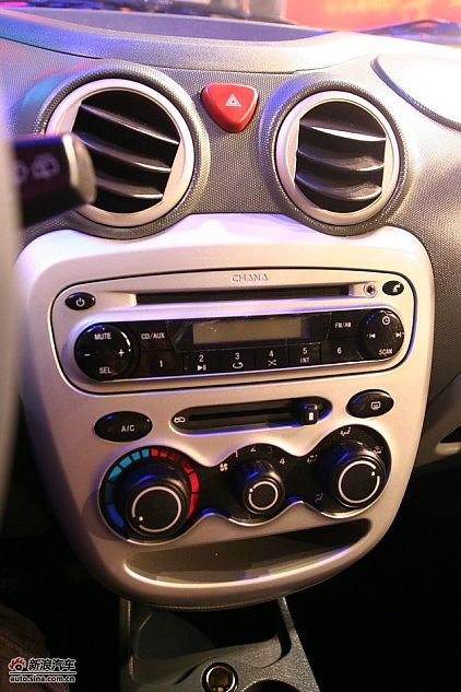 长安奔奔mini上市现场内饰实拍图