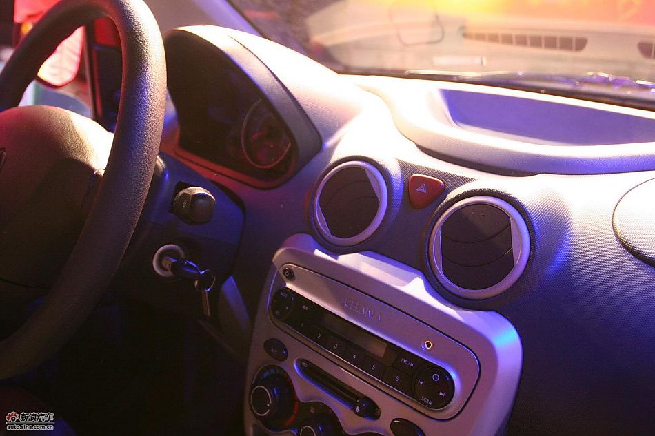 长安奔奔mini上市现场内饰实拍图
