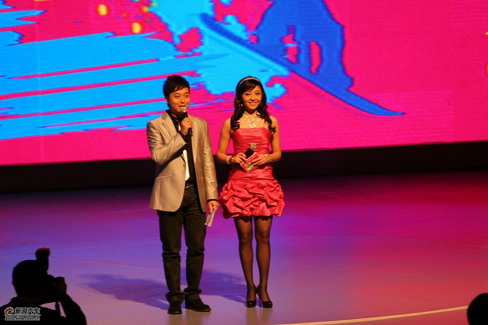 长安奔奔mini上市现场主持人