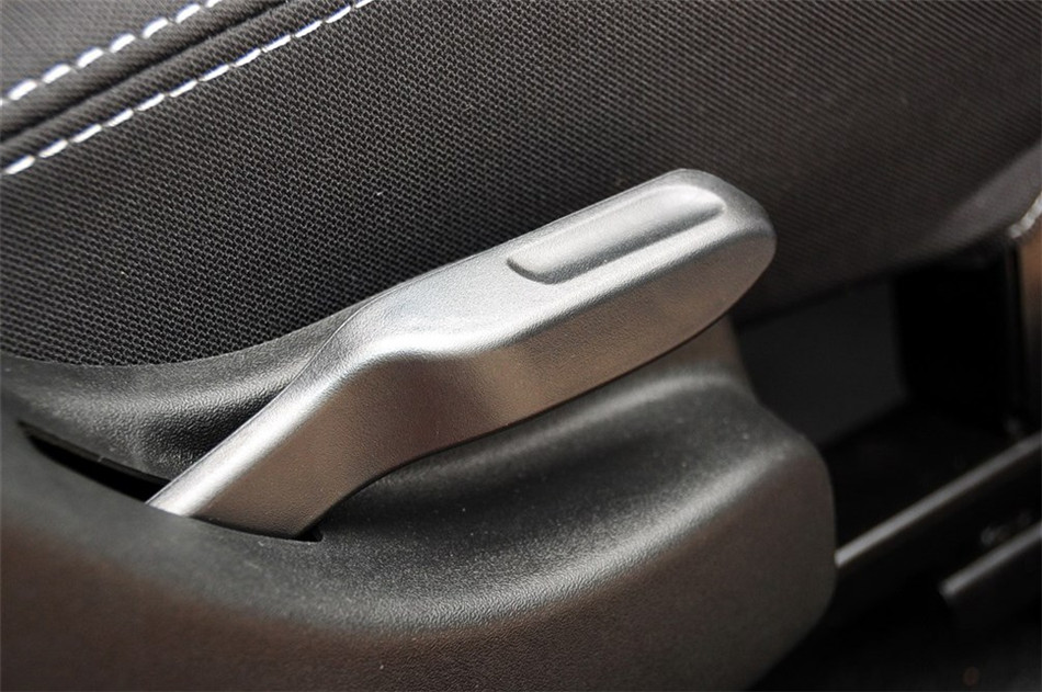 2012款 1.0L IMT 时尚版 座椅空间