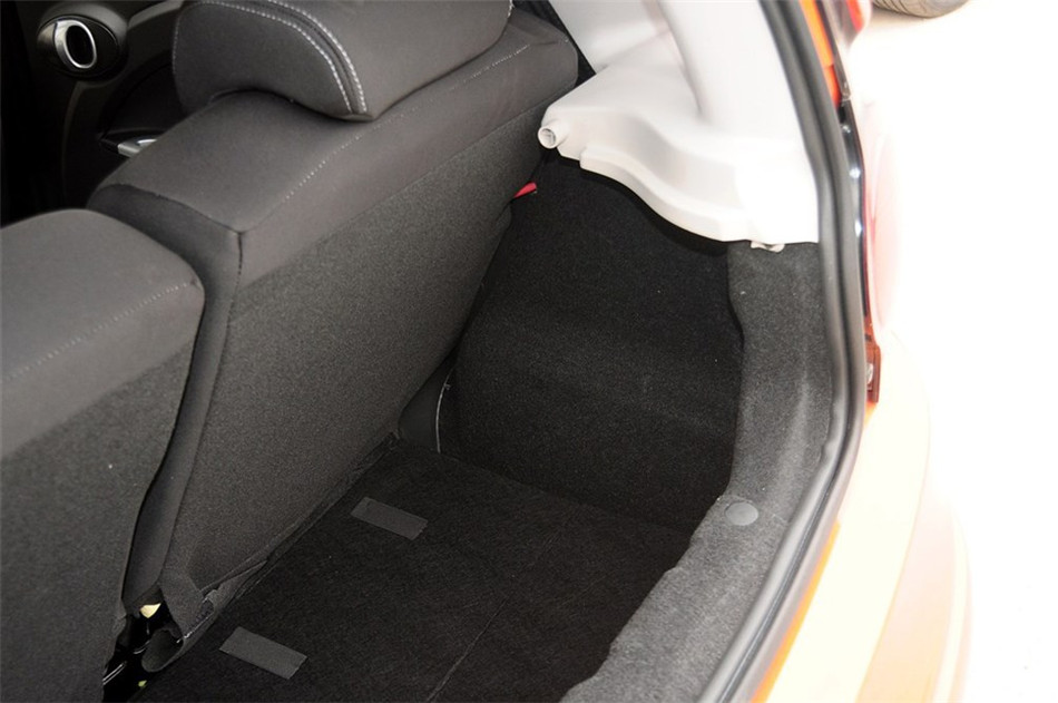 2012款 1.0L IMT 时尚版 座椅空间