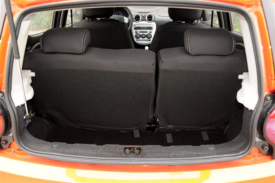 2012款 1.0L IMT 时尚版 座椅空间