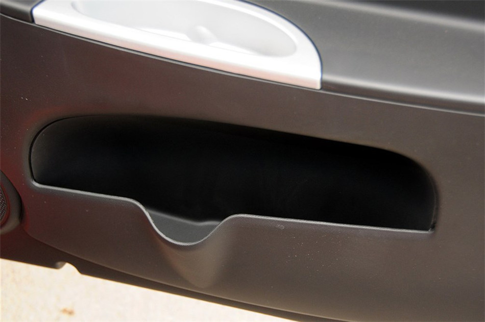 2012款 1.0L IMT 时尚版 座椅空间