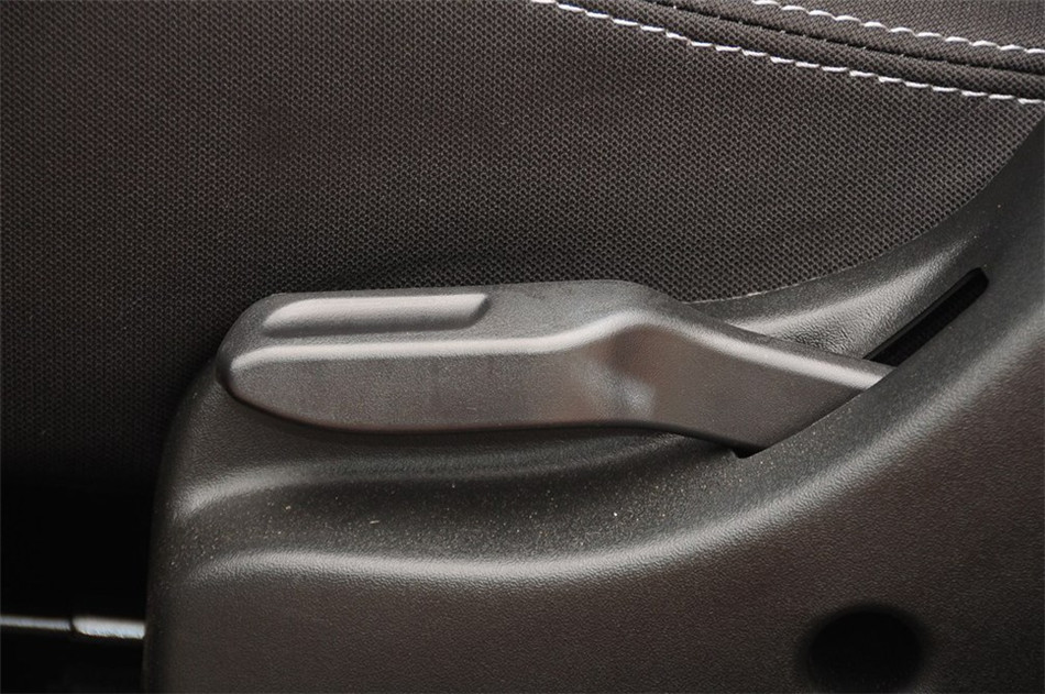 2012款 1.0L IMT 时尚版 座椅空间