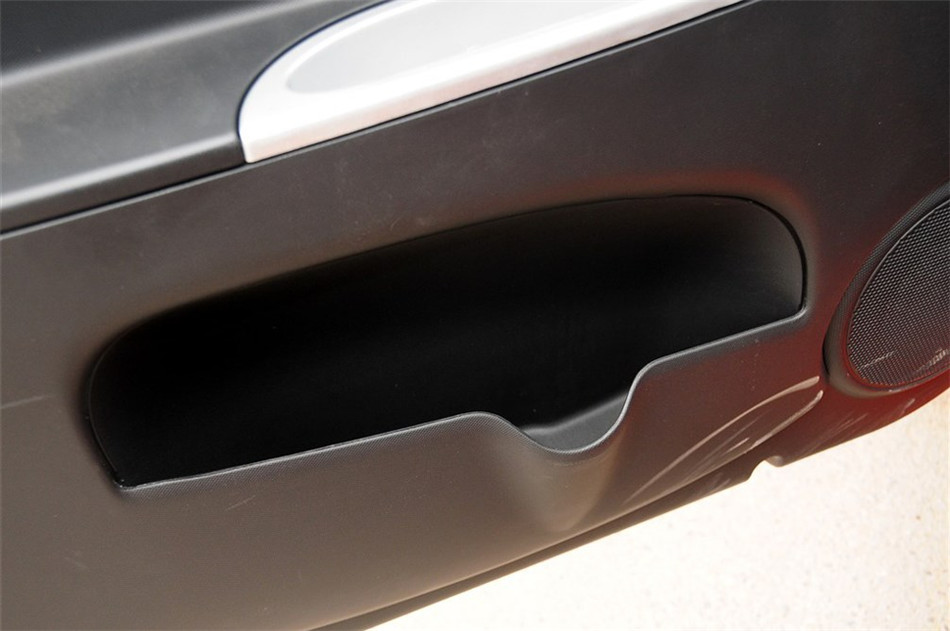 2012款 1.0L IMT 时尚版 座椅空间