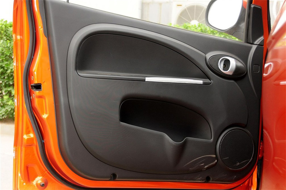 2012款 1.0L IMT 时尚版 座椅空间