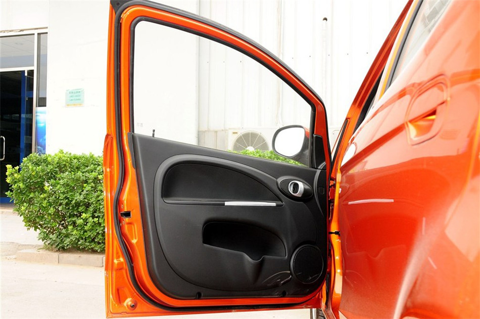 2012款 1.0L IMT 时尚版 座椅空间