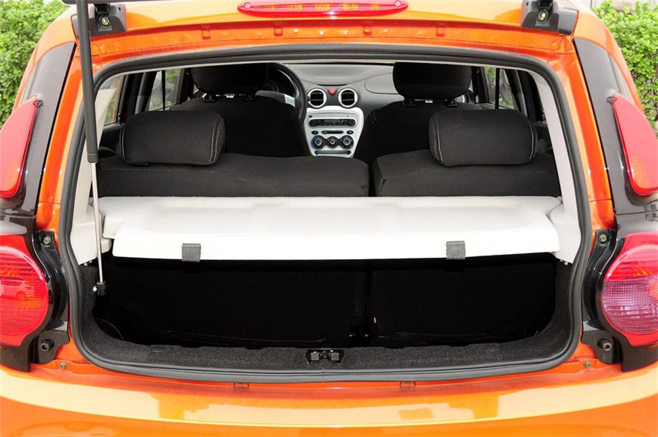 2012款 1.0L IMT 时尚版 座椅空间