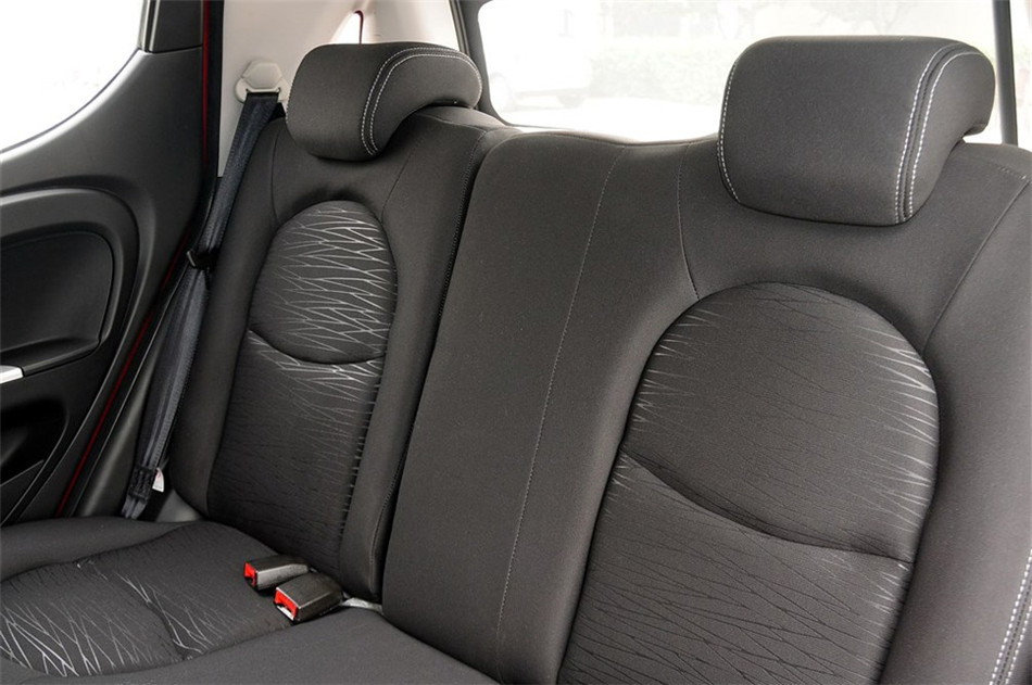 2012款 1.0L IMT 时尚版 座椅空间