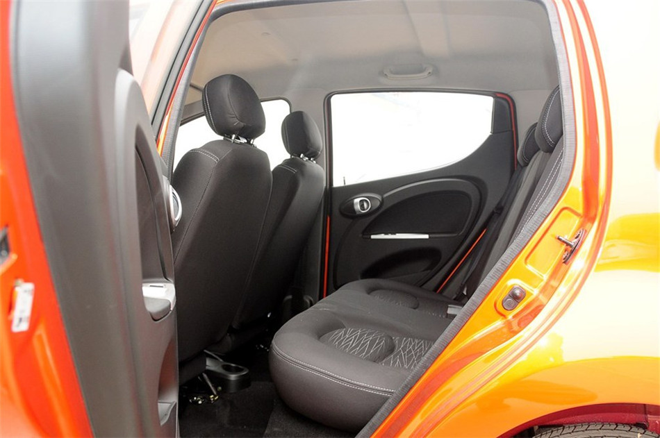 2012款 1.0L IMT 时尚版 座椅空间