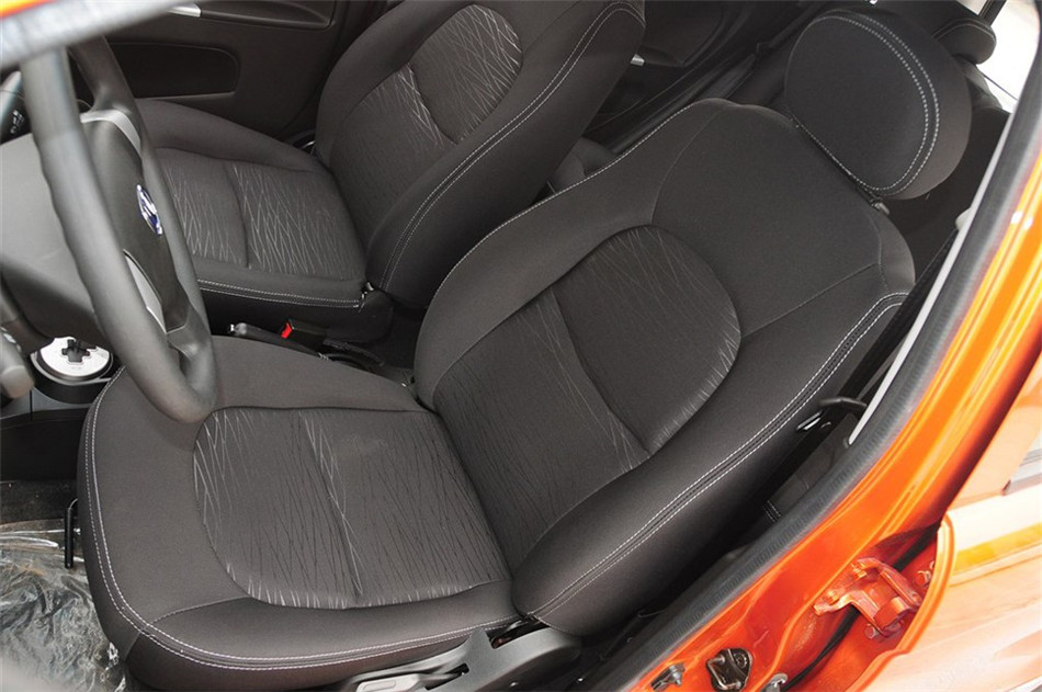 2012款 1.0L IMT 时尚版 座椅空间