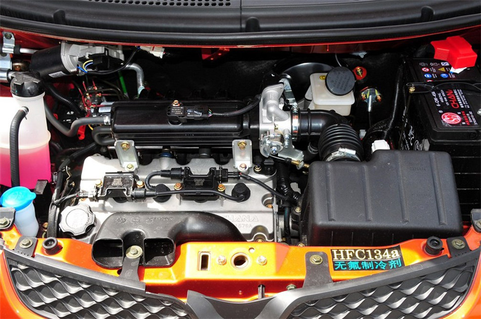 2012款 1.0L IMT 时尚版 引擎底盘