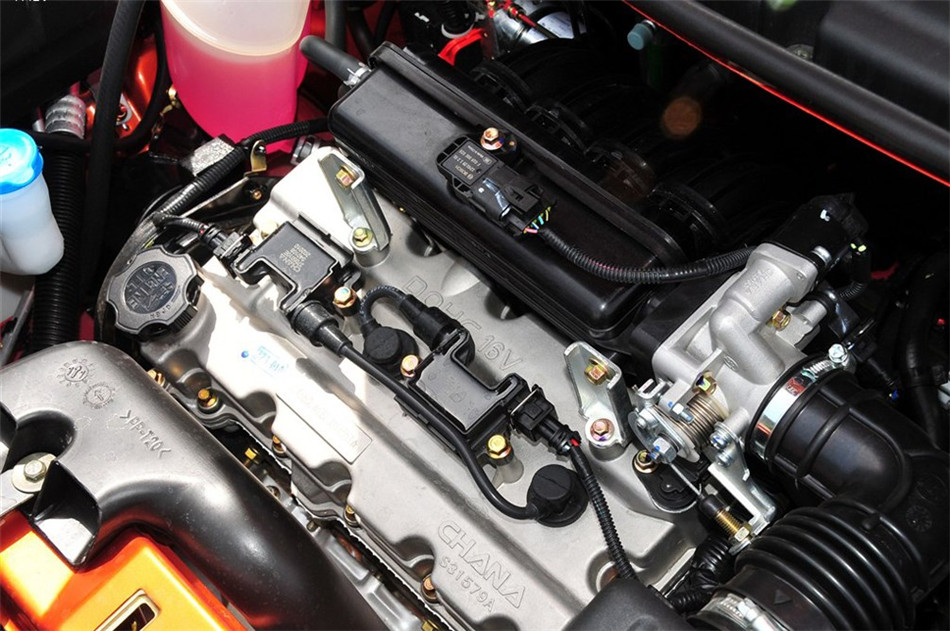 2012款 1.0L IMT 时尚版 引擎底盘