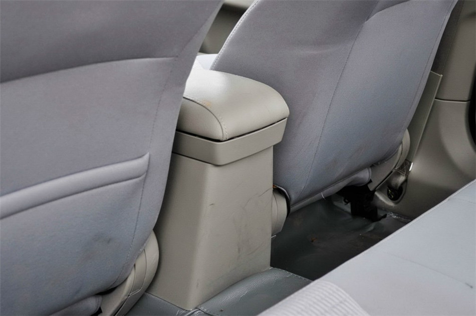 2012款 1.6L MT 豪华低碳版 座椅空间