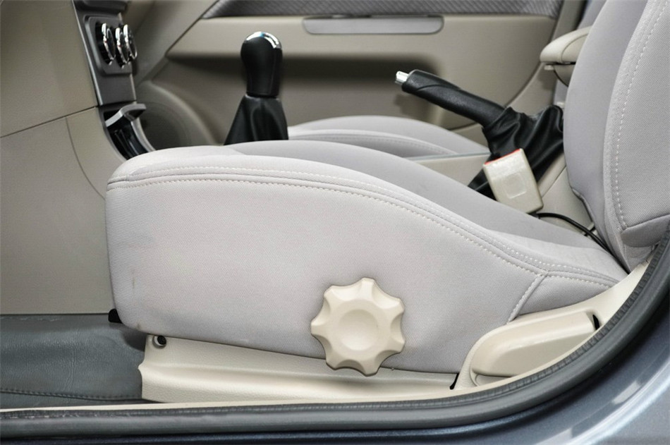 2012款 1.6L MT 豪华低碳版 座椅空间
