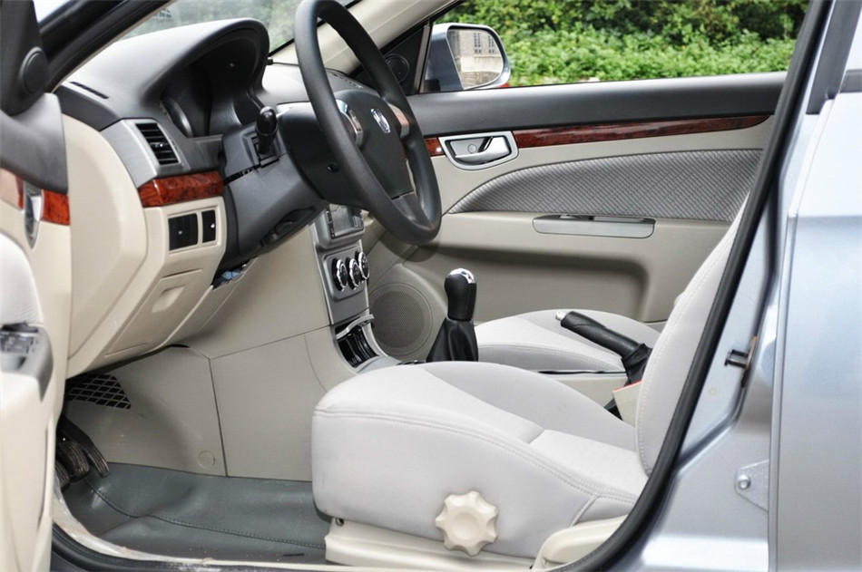 2012款 1.6L MT 豪华低碳版 座椅空间