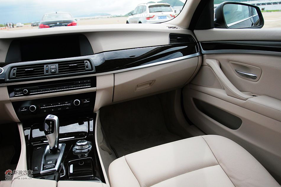 2011款宝马523Li豪华型内饰图片