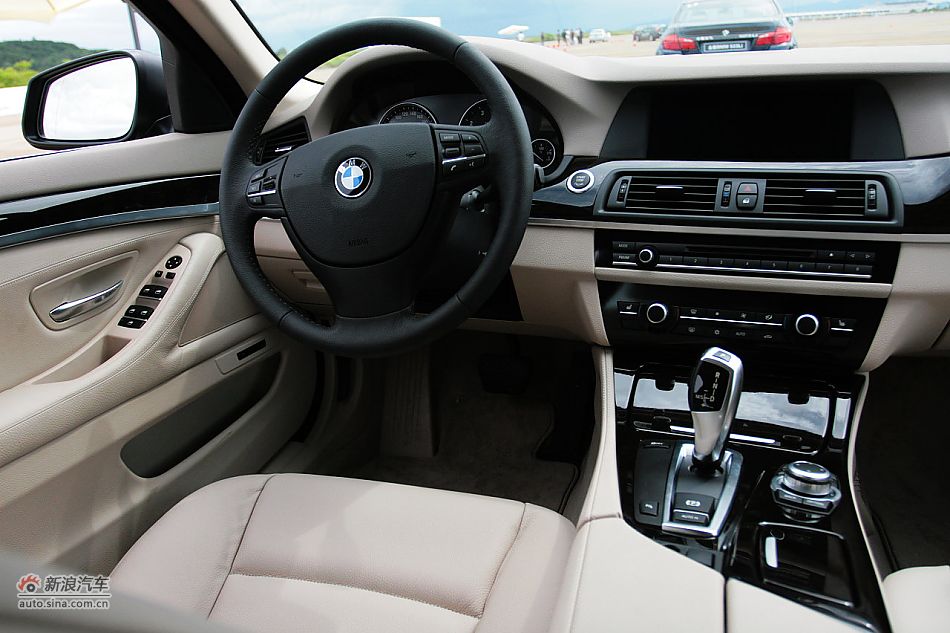 2011款宝马523Li豪华型内饰图片