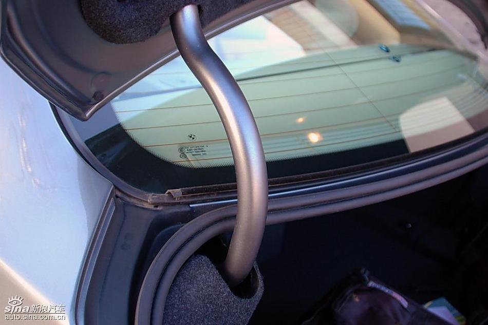 宝马新530Li后备厢支撑杆