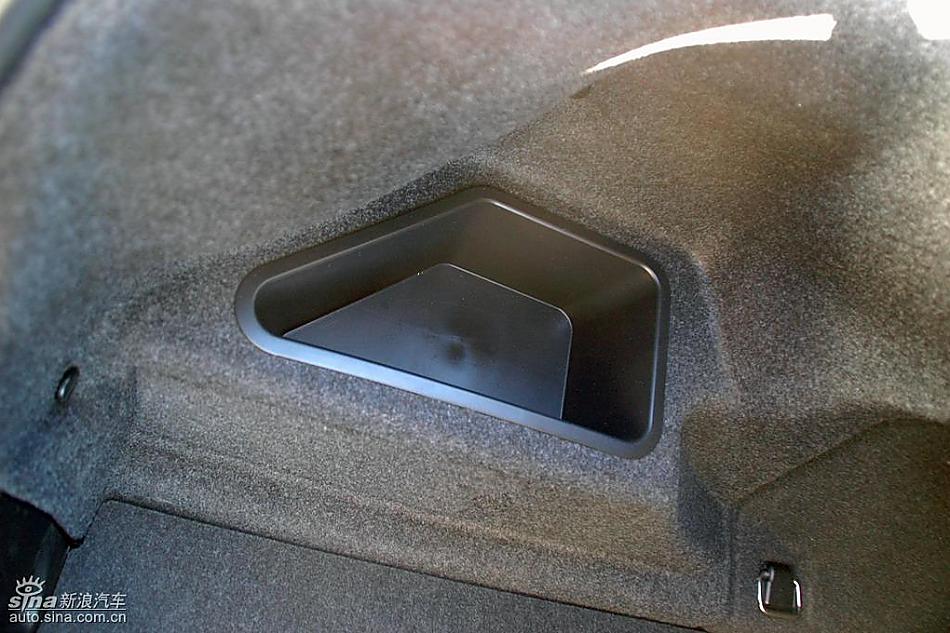 宝马新530Li后备厢