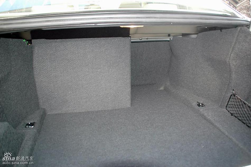 宝马新530Li后备厢